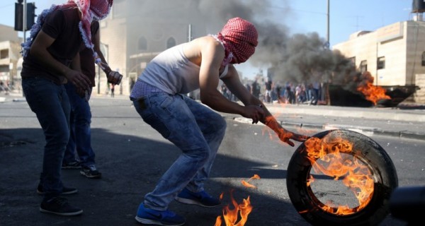 اندلاع مواجهات عنيفة بين الفلسطينيين وقوات الاحتلال في الخليل ورام الله