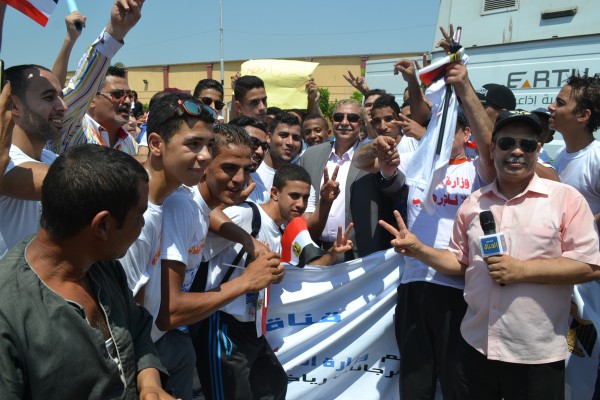محافظ الاسماعيلية يشارك في انطلاق مسيرة شبابية على ضفاف بحيرة التمساح