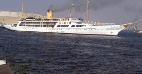 مصر - يخت "المحروسة" يصل بحيرة التمساح استعدادا لافتتاح قناة السويس الجديدة