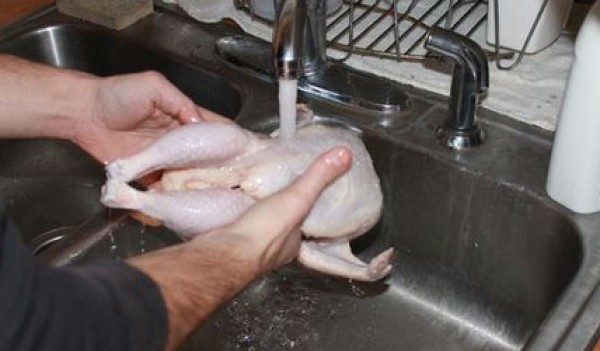 حذار من غسل الدجاج قبل الطهي!