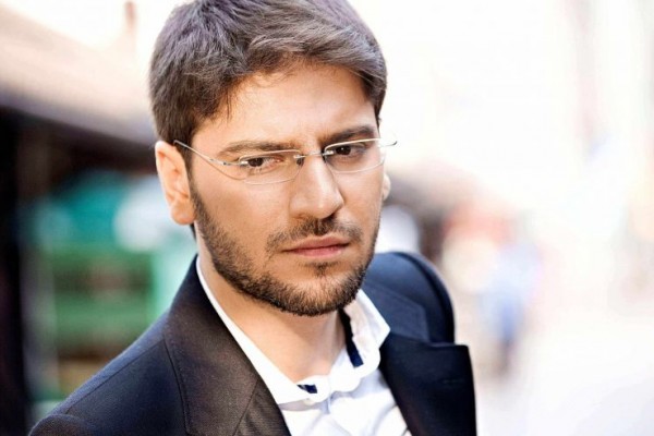 إيران تمنع أغاني "سامي يوسف" بسبب إحيائه حفلا في الناصرة