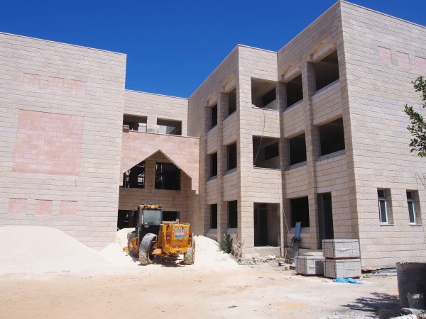 بلدية قلقيلية توقع مع مؤسسة التعاون اتفاقية تشطيب وتجهيز مدرسة محمد احمد ابو غزالة