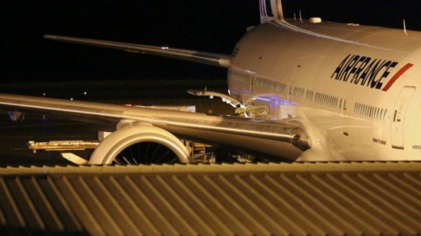وصول قطعة من حطام طائرة قد تكون للطائرة الماليزية المنكوبة إلى باريس