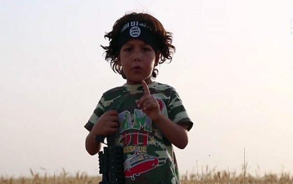 بالصور.. داعش درب طفلا في الرابعة من عمره على قطع رأس أمه