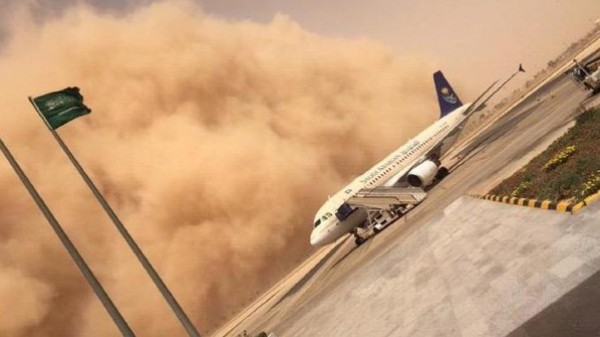 بالصور والفيديو .. غبار الرياض يعلق الرحلات الجوية