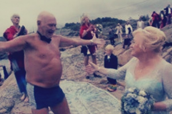 عجوز يسبح في المياه الباردة للفوز بقلب عروسه في الستين من عمرها: 800 متر في درجة حرارة الماء 14