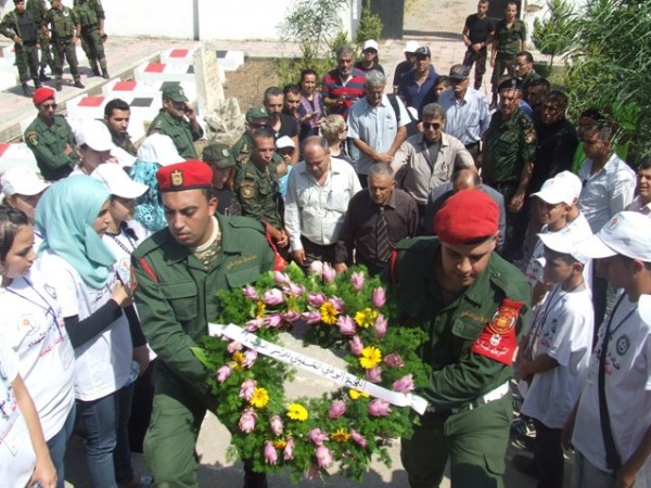 قوات الأمن الوطني الفلسطيني يزرعون الورود في مقبرة شهداء الجيش العراقي
