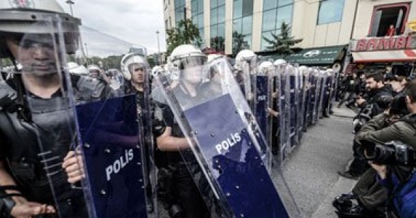 مجهولان يلقيان قنبلتين صوتيتين على مقرين للحزب الحاكم باسطنبول ودياربكر