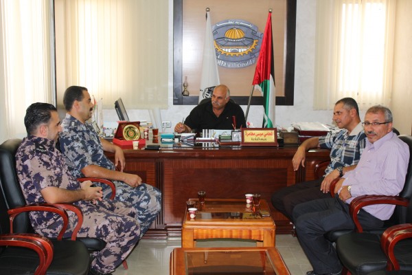 رئيس بلدية يطا يستقبل مدير مركز الدفاع المدني