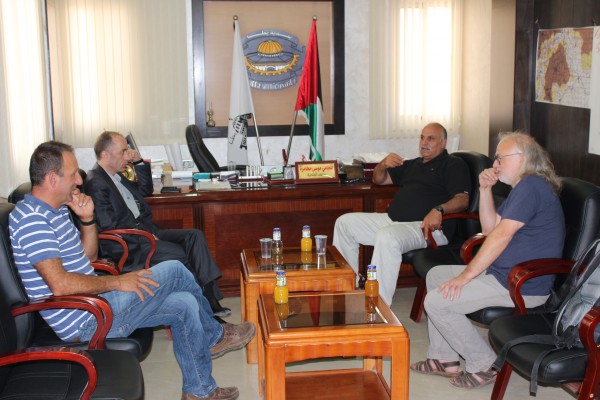 وفد من جمعية التضامن الفرنسية الفلسطينية يحل ضيفاً على بلدية يطا