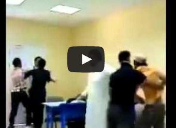 طالب يلقن معلمًا «علقة ساخنة» داخل الفصل