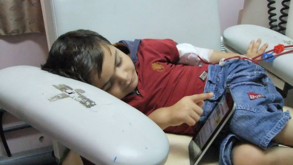 الجمعية الإسلامية توزع أجهزة لوحية على الأطفال المصابين بالفشل الكلوي