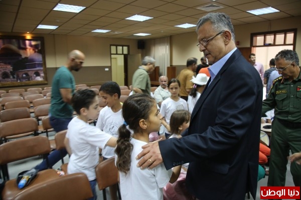 محافظ طولكرم عصام أبو بكر يلتقي مجموعة من أطفال قطاع غزة
