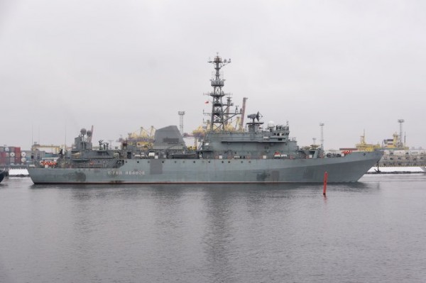 شاهد بالصور.. سفينة "بوتين" الحربية العملاقة تلاحق السفن الأمريكية