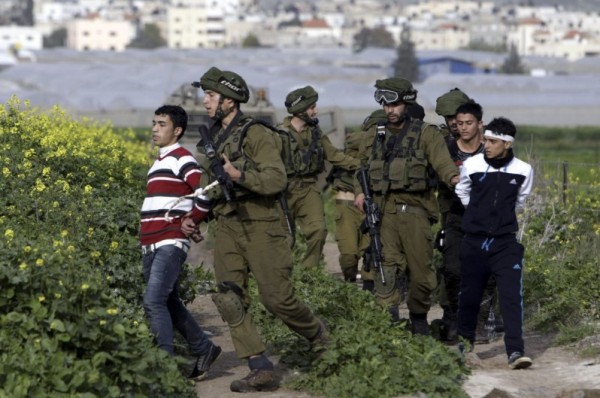 "إسرائيل" تنتهك حق 200 فلسطيني قاصر في سجونها
