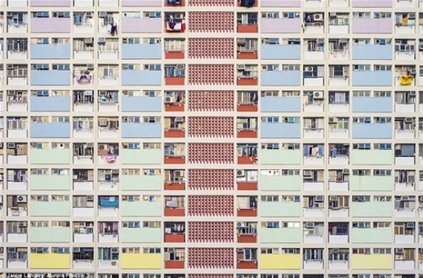 أبراج "هونج كونج" تتألق بعدسة مصور أمريكي