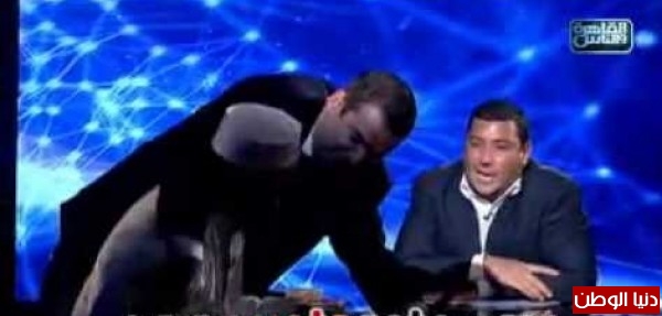 ضرب بالحذاء من الشيخ محمود شعبان لـ اسلام البحيرى على الهواء