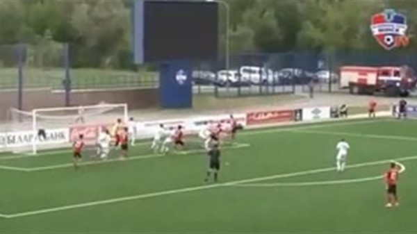 فيديو..لاعب يسجل هدف خرافي بالكعب على طريقة إبراهيموفيتش في الدوري الروسي