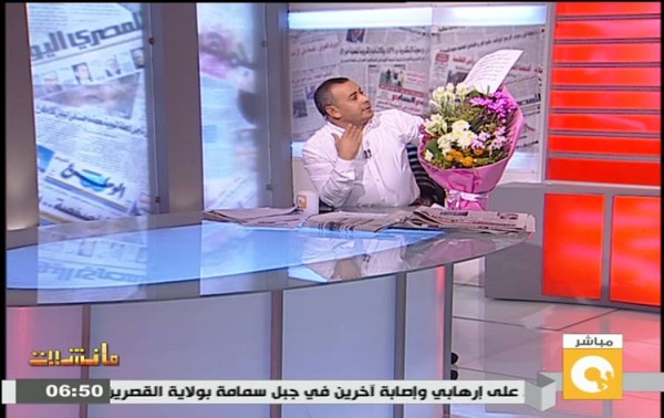 فيديو..القرموطي يقدم باقة ورد لصناع أوبريت "تحيا مصر"