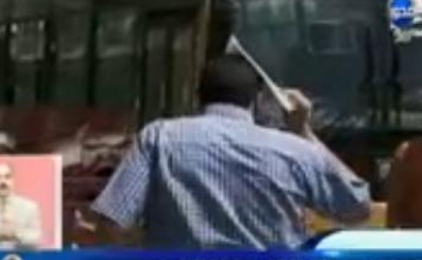 دكتور ينصح المصريين فى الحر : استحموا كتير ... والمذيعه تنهار بالضخك .. فيديو