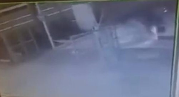 فيديو: إحراق محطة وقود تابعة لمستوطنة " عيلي " بالطريق الواصل بين رام الله ونابلس
