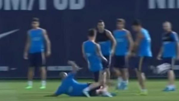 فيديو..ماسكيرانو كاد يصيب ميسي في تدريبات برشلونة