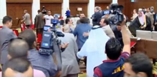 بالفيديو.. مؤتمر تحرير الأنبار يتحول الى معركة بالكراسى