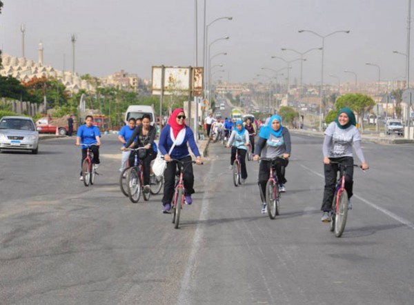 بالصور: 7 دروس تتعلمها الفتاة من ركوب العجل في الشوارع