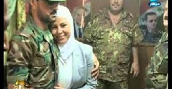 الصورة التي أطاحت "وزيرة سورية" .. في أحضان ضابط