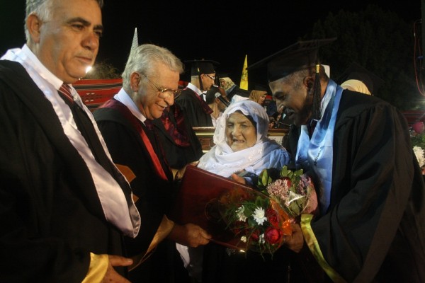 اريحا: خريج يقبل قدم والدته