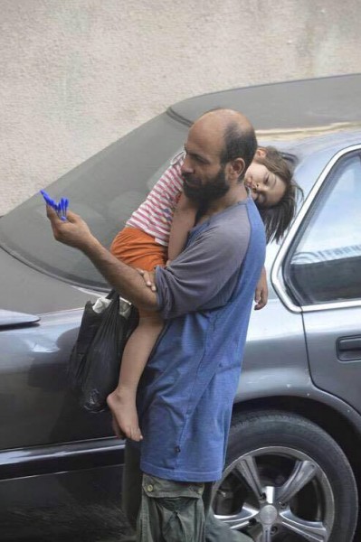 سوري يبيع الأقلام في شوارع بيروت