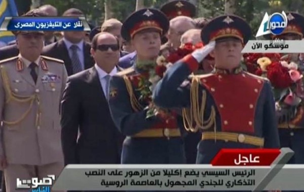 فيديو..السيسي يضع إكيلا من الزهور على قبر الجندي المجهول بروسيا
