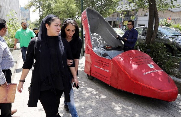 بالصور.. "حذاء" يطوف شوارع طهران
