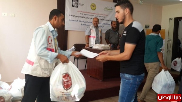 الاغاثة الطبية الفلسطينية توزع حقائب مدرسية علي الطلبة ذوي الاعاقة في المناطق الشرقية