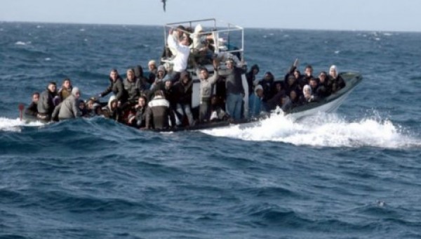 غرق قارب مكتظ بمئات المهاجرين قبالة ليبيا