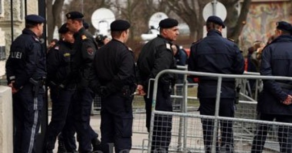 اعتقال 3 اشخاص فى المجر بعد العثور على جثث المهاجرين فى شاحنة فى النمسا