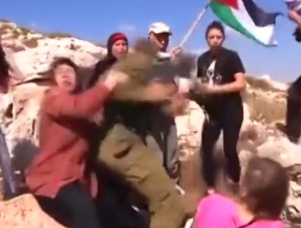 فيديو: نساء فلسطينيات يضربن جندي إسرائيلي في قرية النبي صالح قرب رام الله