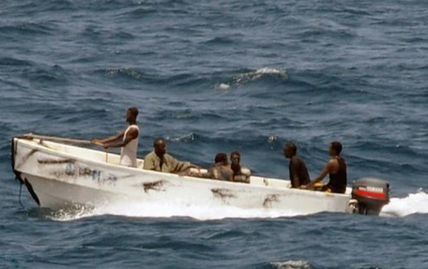 فرار سفينة إيرانية من قراصنة صوماليين