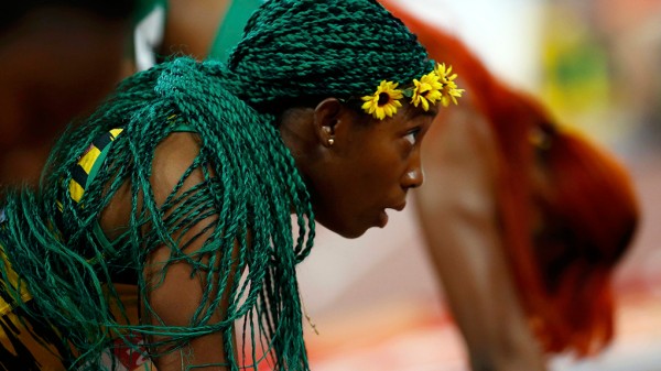 صور: بطلة أولمبية تدهش العالم بتسريحة شعرها ولونه الغريب