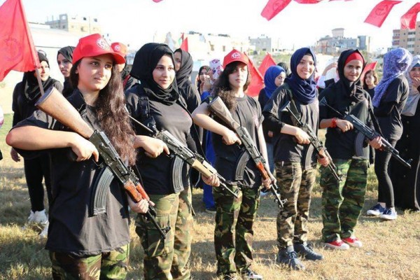 صور.. غزة: "جميلات الشعبية" يحملن السلاح في تخريج دورة عسكرية للفتيات
