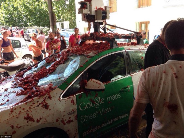 بالصور: سيارة غوغل "تغرق" خلال معركة الطماطم في إسبانيا