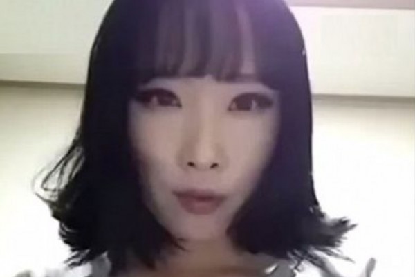 بالفيديو.. فتاة تثير الجدل على مواقع التواصل بعد إزالة مكياج وجهها