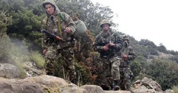 صحيفة جزائرية: نشر قوات عسكرية على الحدود مع تونس