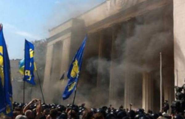 قرابة 12 جريحا في انفجار امام البرلمان في كييف