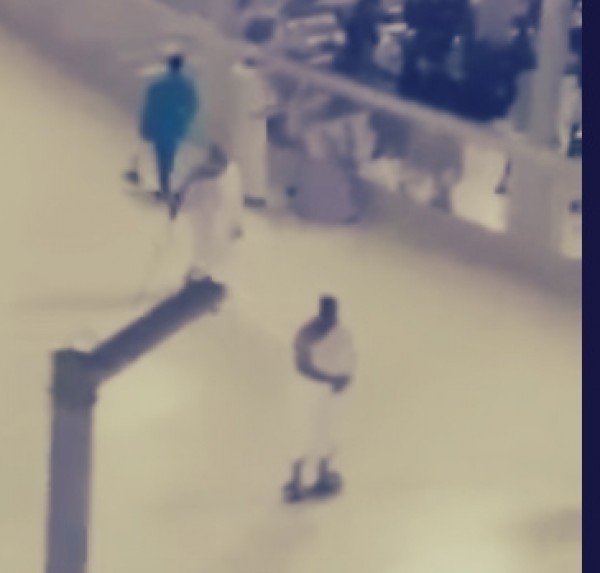 فيديو: مُعتمر يستخدم "سكوتر" للطواف حول الكعبة: يرتدي ملابس الإحرام