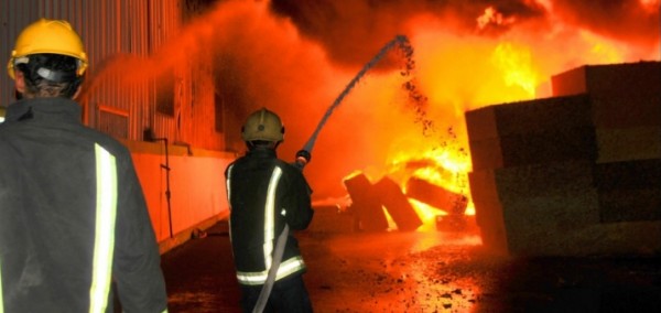 إصابة 3 رجال إطفاء خلال إخماد حريق بنابلس