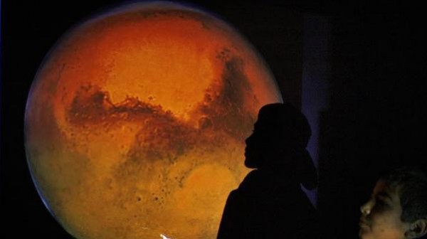 بالصور.. أشهر 6 قصص خرافية روّجتها الصحافة عن كوكب المريخ