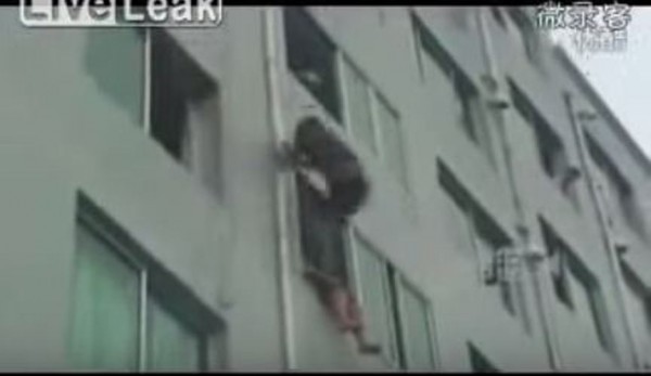 فيديو.. شاب ينقذ فتاة من الانتحار بقفزة أكروباتية