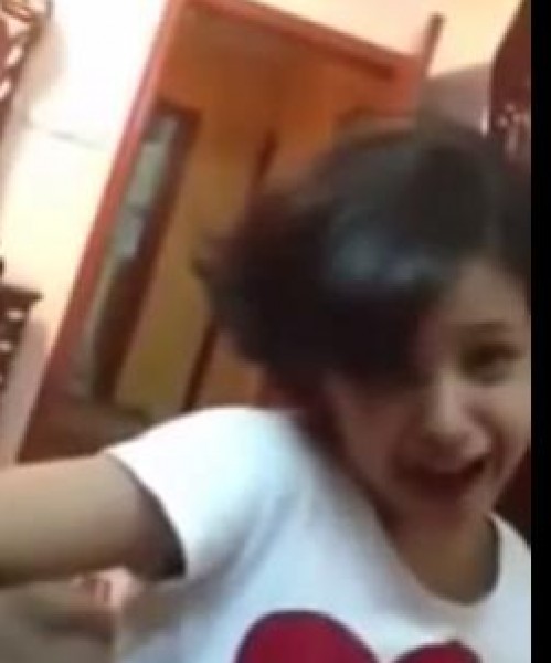بالفيديو : طفلة سعودية تبكي و توبخ أمها لأنها لا تصلي