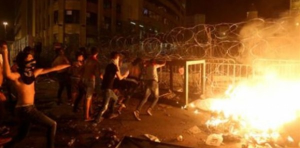 تصعيد المواجهة اللبنانية :9 اصابات في اشتباكات الامن ومتظاهرين "طلعت ريحتكم"